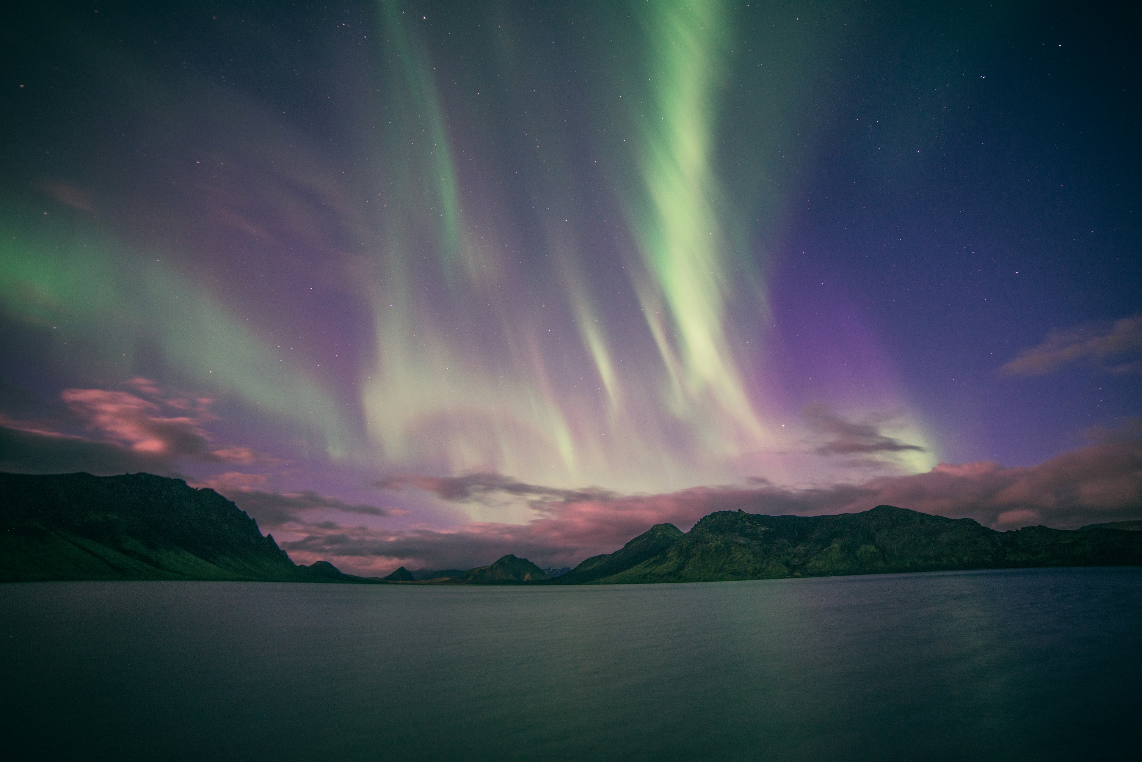 Aurora boreal sobre el mar