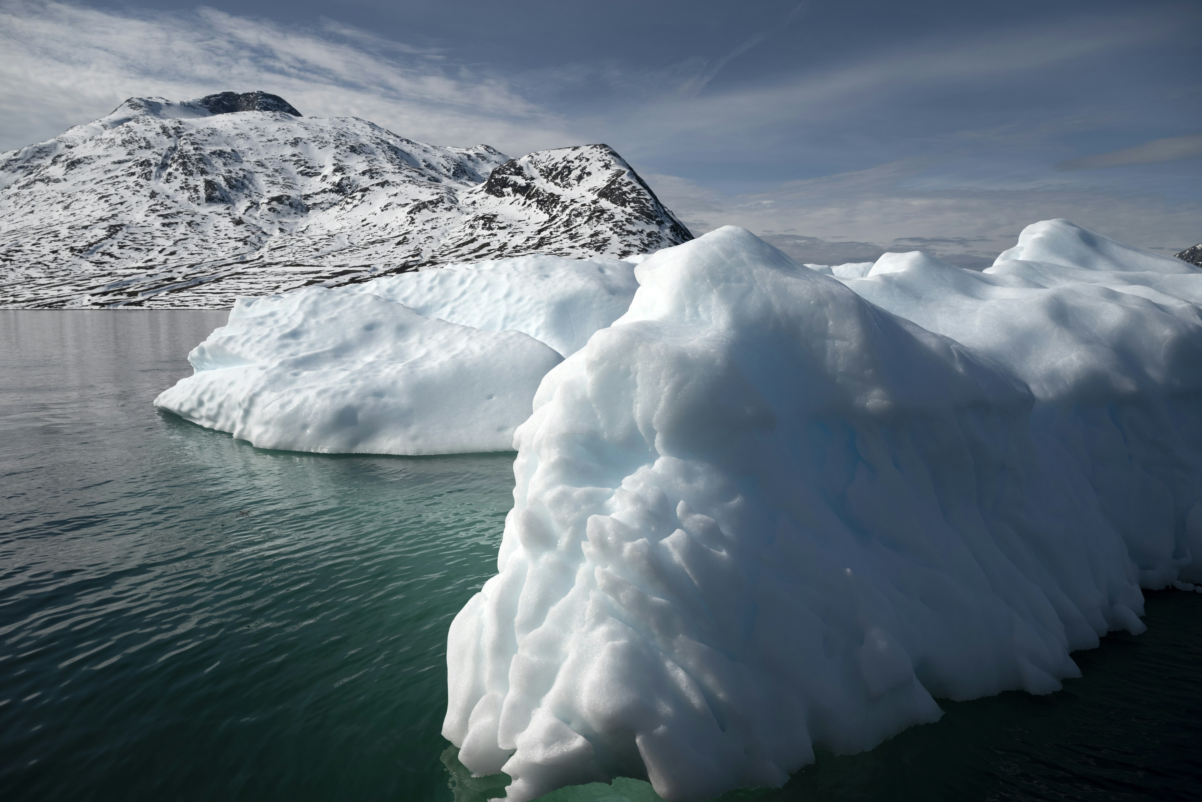 Icebergs en un fiordo ártico